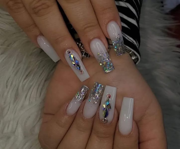 Tuyển Thợ Nail – Bao Lương Quanh Năm, $1,200-$1,400/tuần