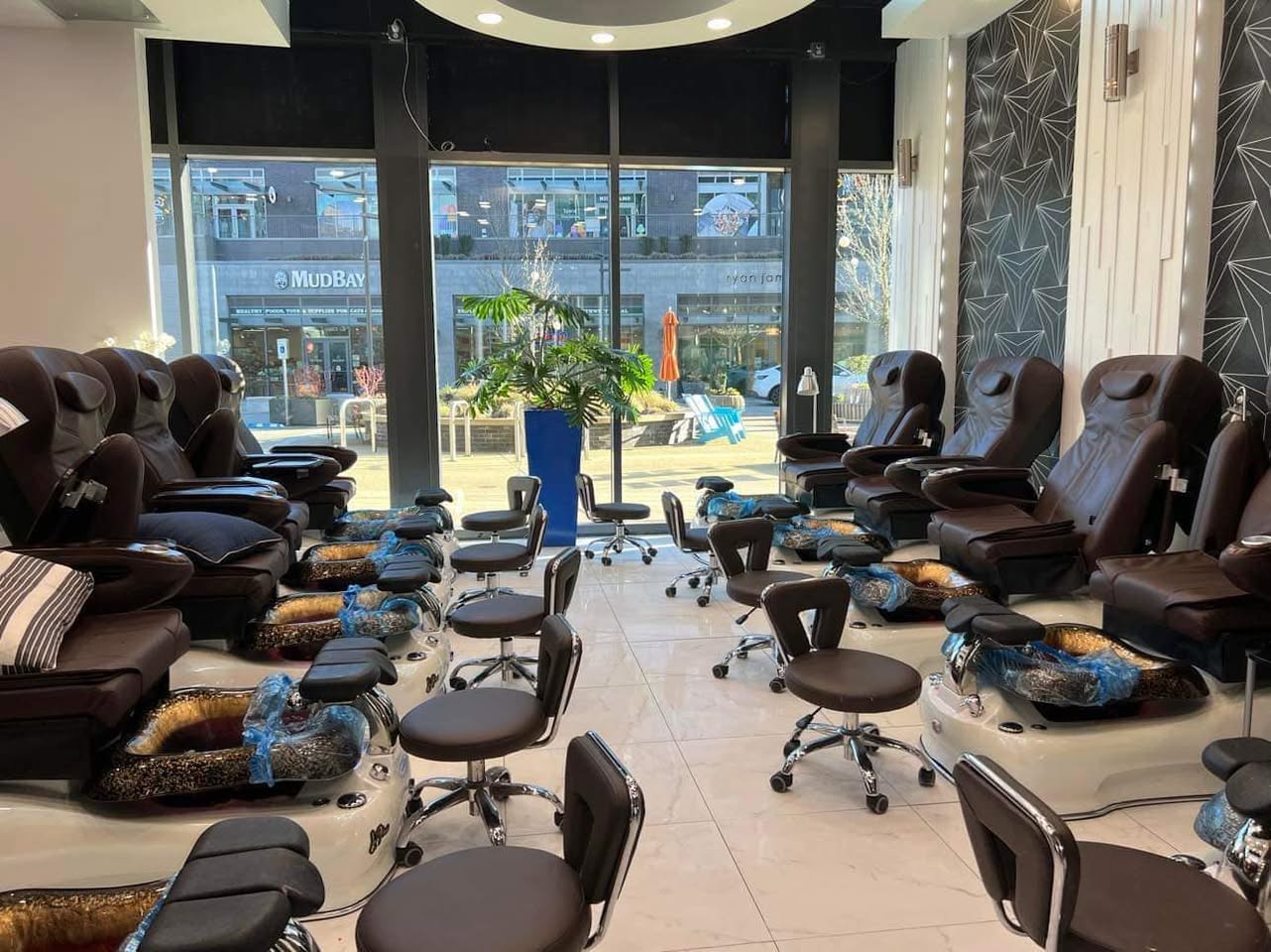 Cần sang tiệm Nails Portland